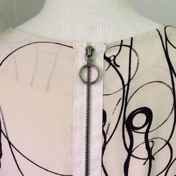 Mini dress with wine & lipstick theme - Picture 5 of 8